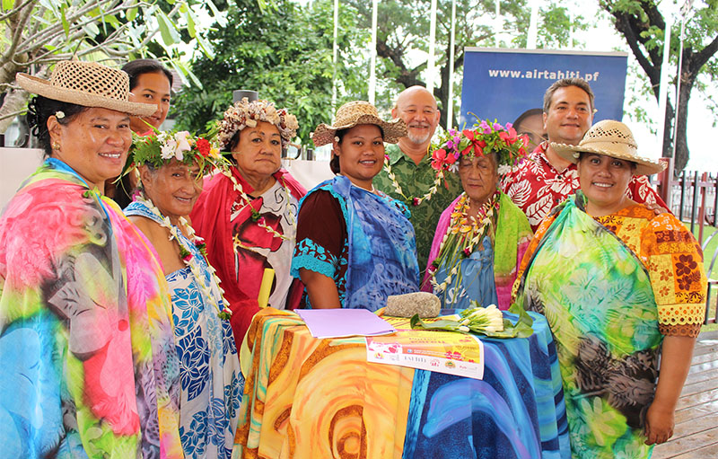 El pareo nació en Tahití, es su vestimenta característica